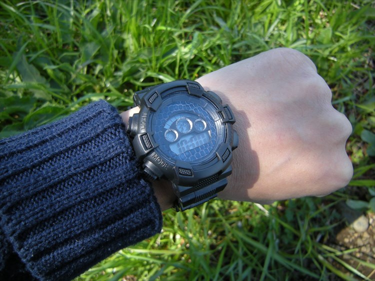 ダイソーの300円時計 ブループラネットG プチカスタム装着イメージ3