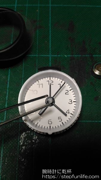 車の時計 ダイソー ミニアラームクロック 針の除去3