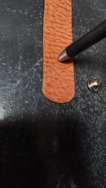 超簡単 腕時計ベルトの作り方 コンチョ（受け金具）穴あけ