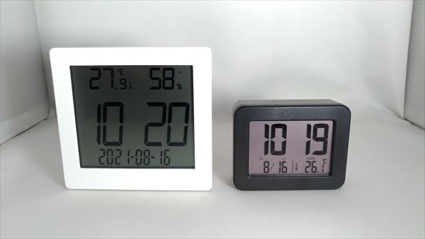 ダイソー 500円デジタル置時計（温湿度計付き）とダイソーの300円置時計（温度計付き）