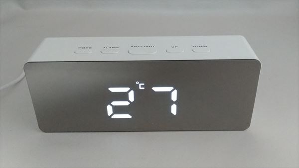ダイソーの500円置時計　「ミラーデジタル時計」気温モード画面 摂氏℃