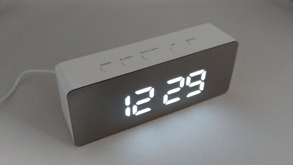 ダイソーの500円置時計　「ミラーデジタル時計」設置イメージ