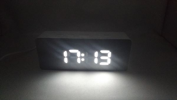 ダイソーの500円置時計　「ミラーデジタル時計」夜間発光
