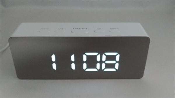 ダイソーの500円置時計　「ミラーデジタル時計」カレンダーモード画面
