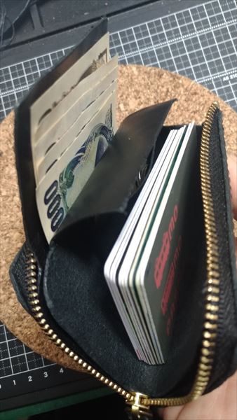 小型(カードサイズ）のL字ファスナー財布 お札は折らない 使用例