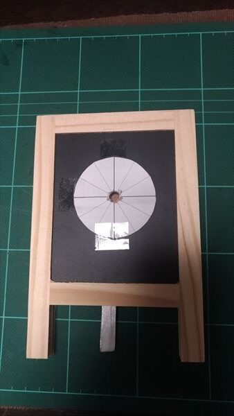 100円ショップの材料でオリジナル置時計を作る 作成手順 型紙 穴あけ完了