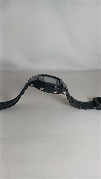 Gショックっぽい500円腕時計 右サイド