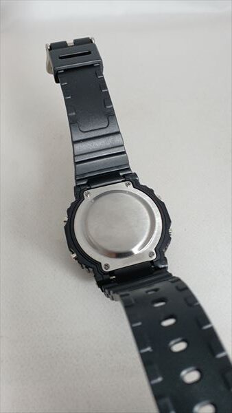 Gショックっぽい500円腕時計 裏蓋