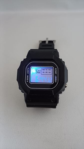 Gショックっぽい500円腕時計 バックライト