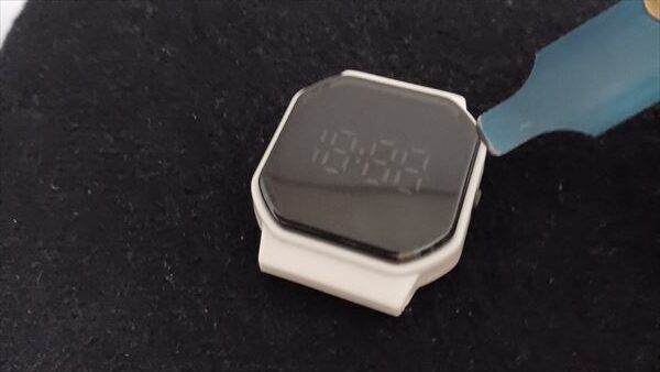 セリアデジタルウォッチ電池交換1